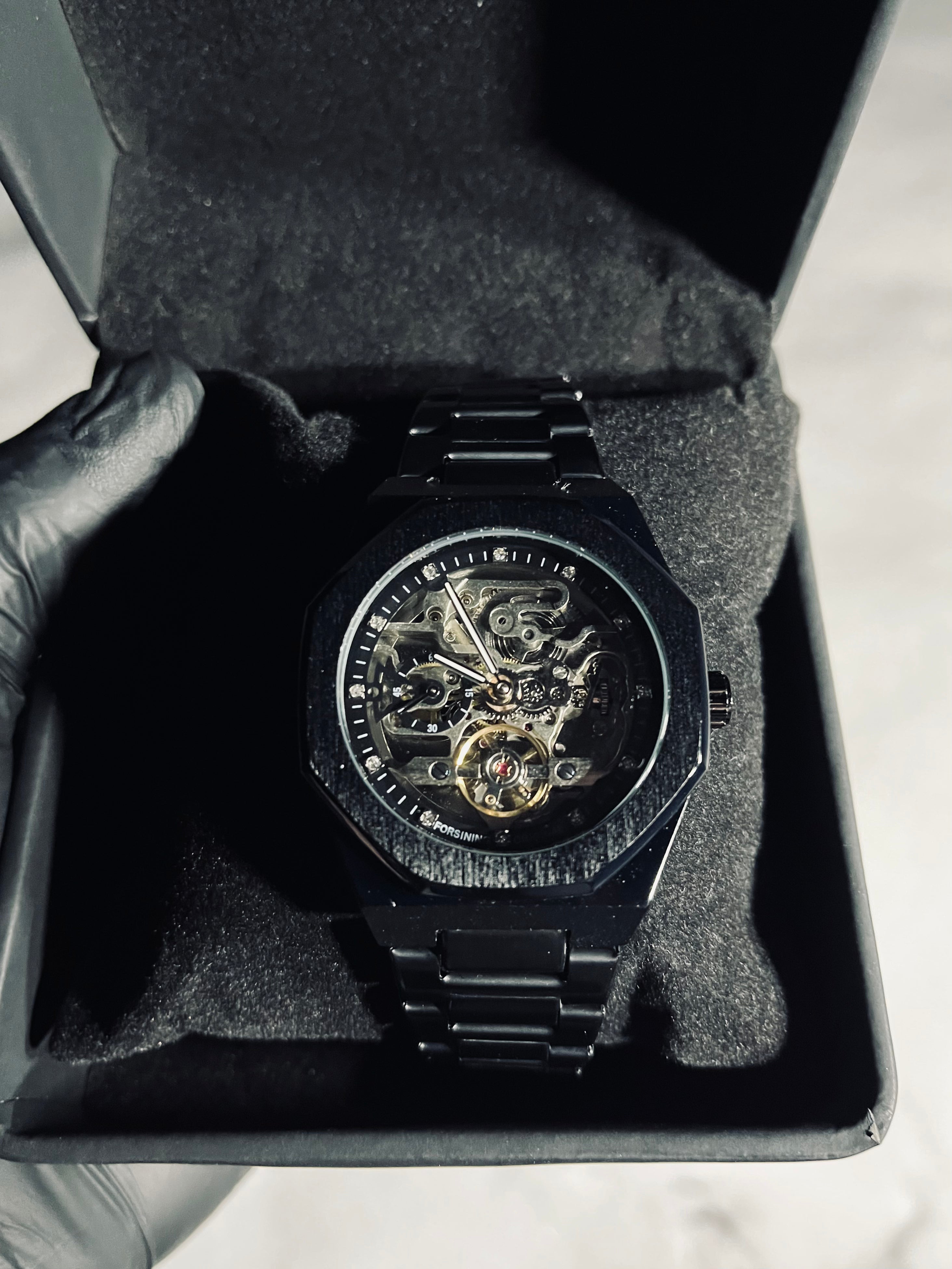 Czarny zegarek RoyalPulse Phantom – detal tarczy skeleton z mechanizmem automatycznym
