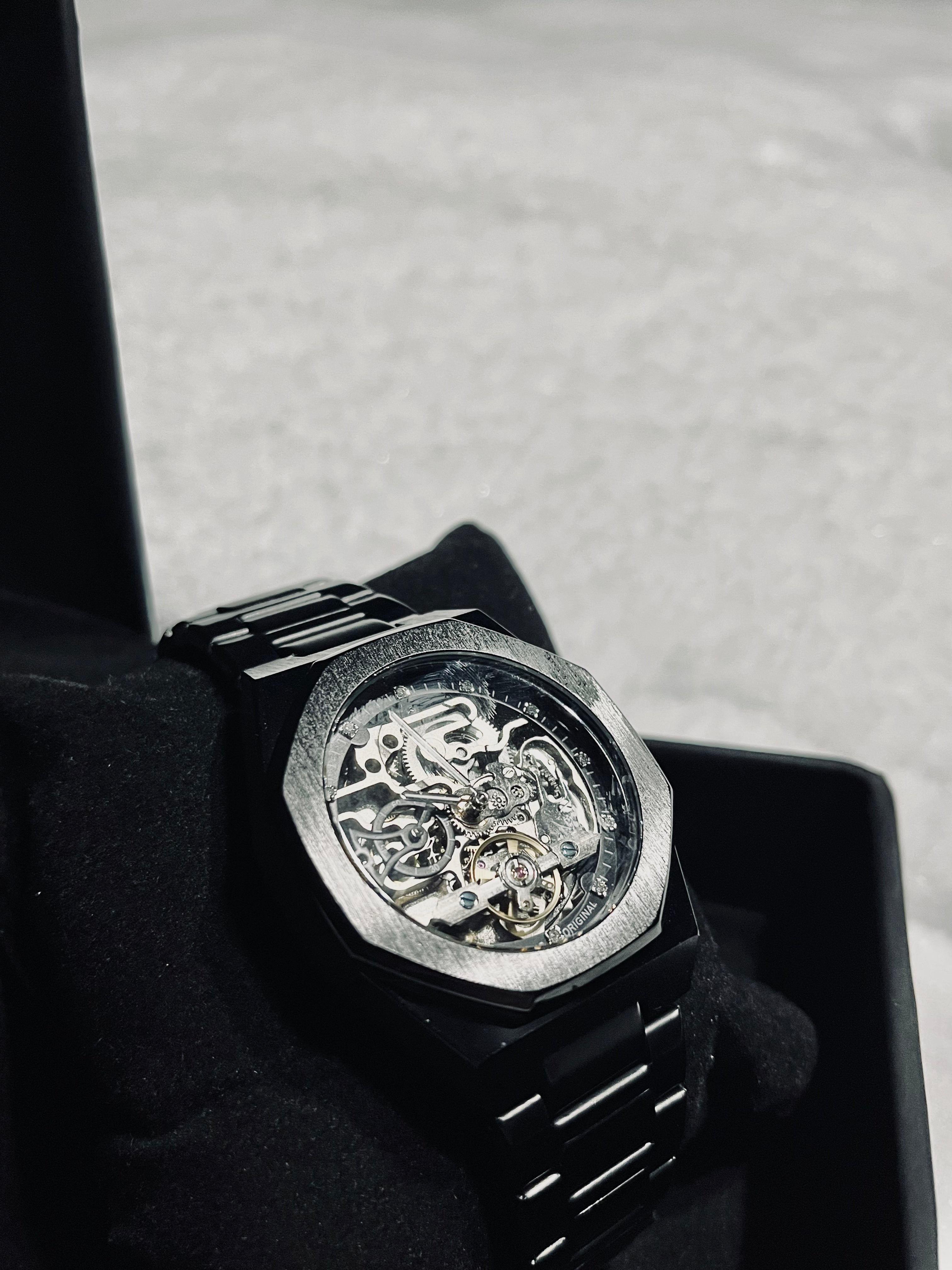 Męski zegarek automatyczny RoyalPulse Phantom w kolorze czarnym – elegancki design skeleton